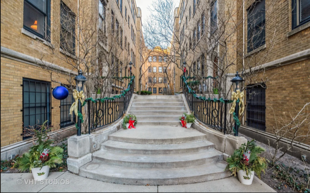 Building entryway decorated during the holidays. - 626 W Waveland Ave Condominio Unidad 2A