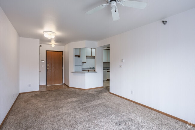 2BR, 2BA - 816SF - Living Room