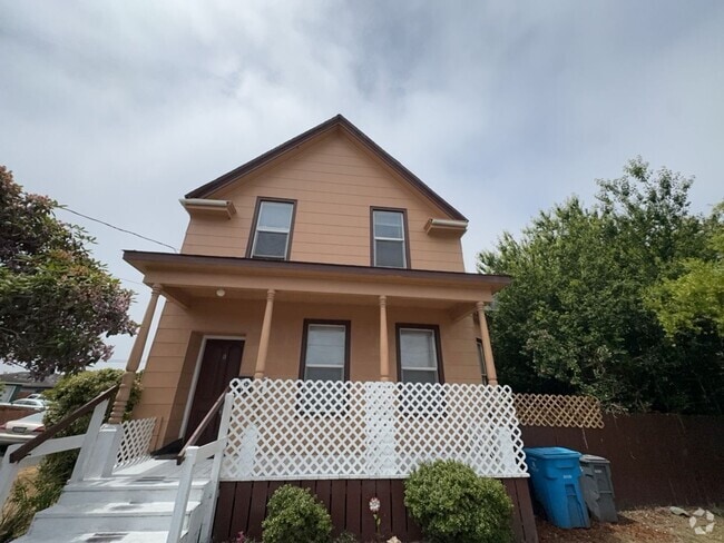Building Photo - 2436 A St Unit 2436 A #B [PRM: Renee] Rental