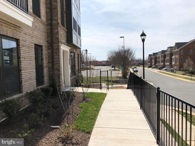 22584 Windsor Locks Square