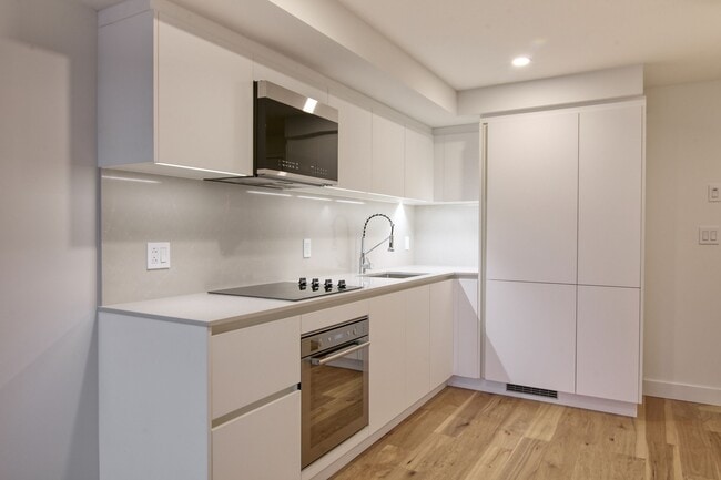 Building Photo - 3460 Rue Peel Unit 302