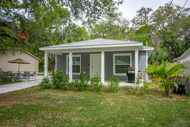 BEAUTIFUL HOME! - 325 11th Ave E