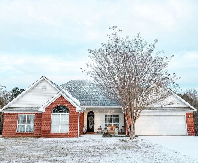 Building Photo - Charming Columbus Home with Fireplace, Natural Light & Outdoor Space