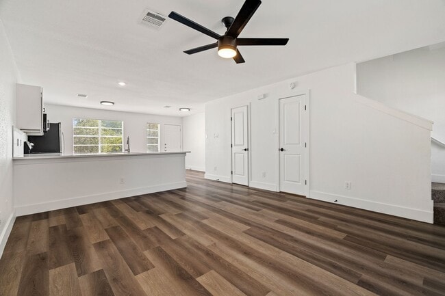 Photo - River Crossing Townhome - 2Bd-2.5BA - Redone to the Nines -  W/D - Resort Pool