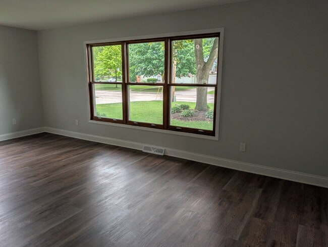 Photo - Spacious 4 bedroom 3 bathroom family home in Neenah