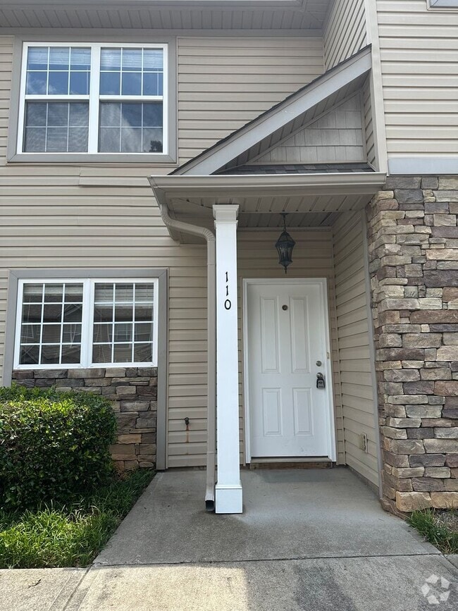Building Photo - Beautiful townhome located minutes from Ch...