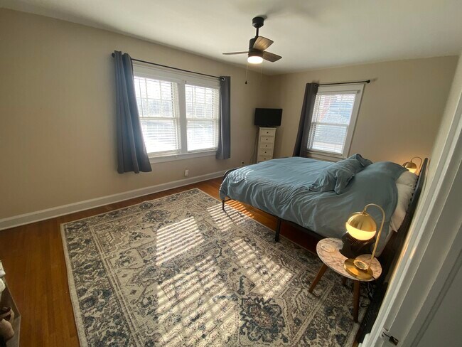 Photo - 930 E 56th St