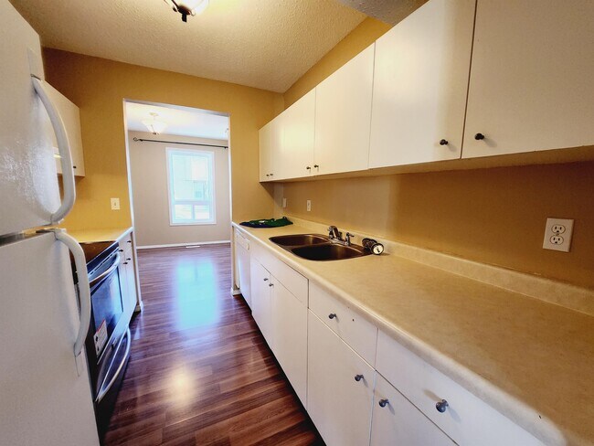 Photo - 636 Saddleback Rd NW