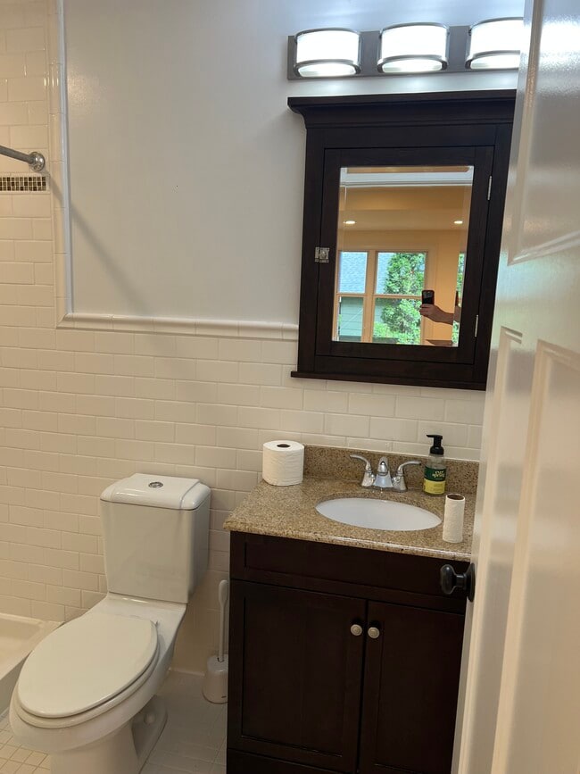 Baño - 2726 N Harrison St Unidad Basement