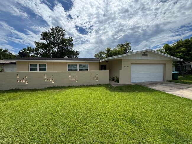 Building Photo - 4 Bedroom 2 Bath in South Daytona Rental