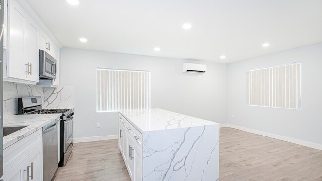 Photo - 12258 Vanowen St