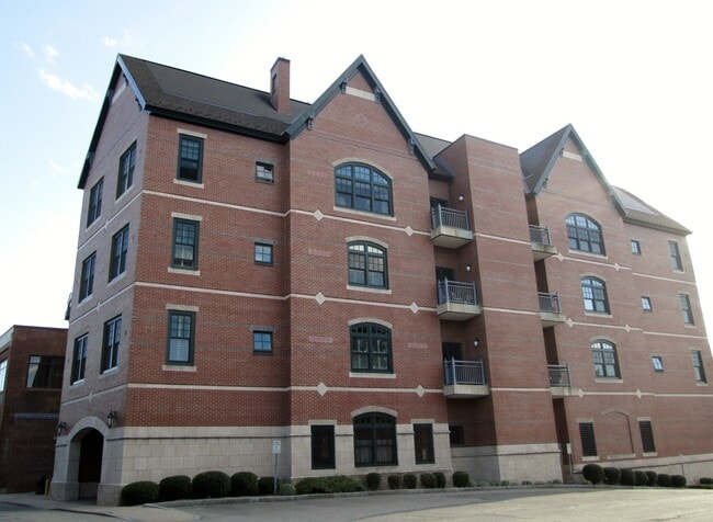 Building Photo - 10 Winchester Pl Unit 102