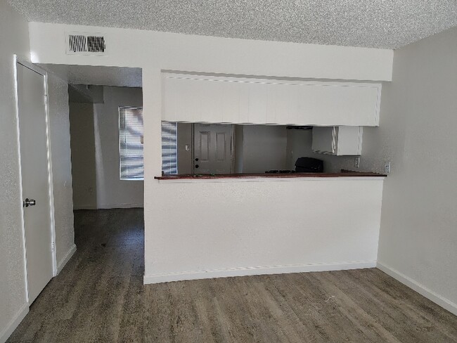 Building Photo - 2010 Larcus Ave Rental