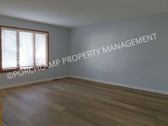 Photo - 587 Maryland Ave NE