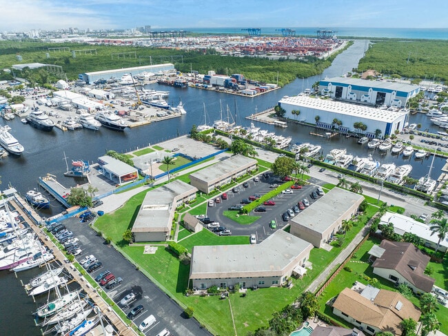 Building Photo - Marina Townhomes