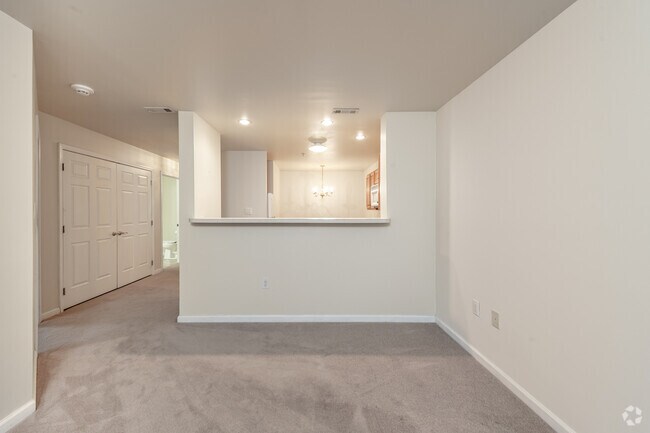 1BR, 1BA 740SF