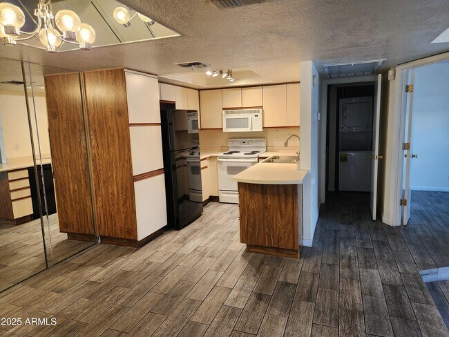 Photo - 1820 E Morten Ave Unidad 112