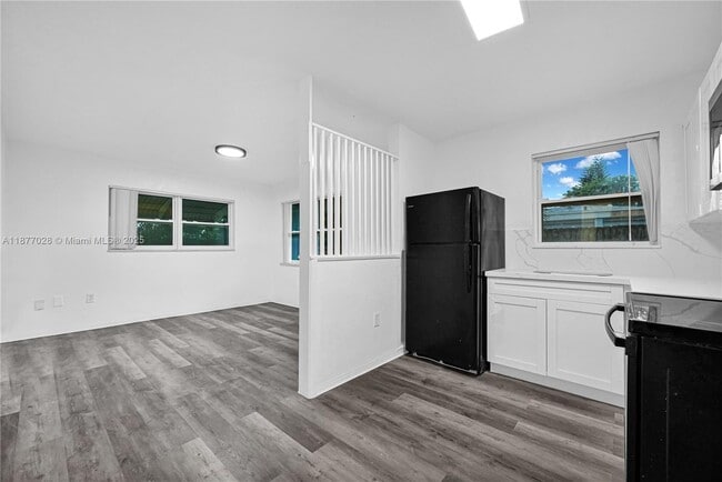 Photo - 2435 Plunkett St