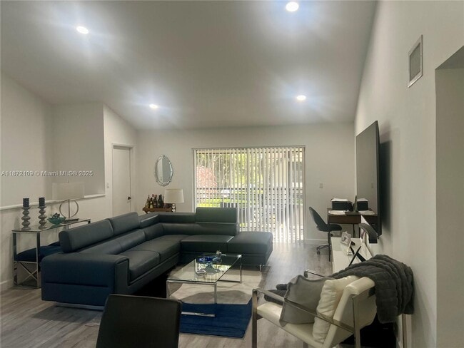 Building Photo - 707 Gardens Dr Unit 203 Rental
