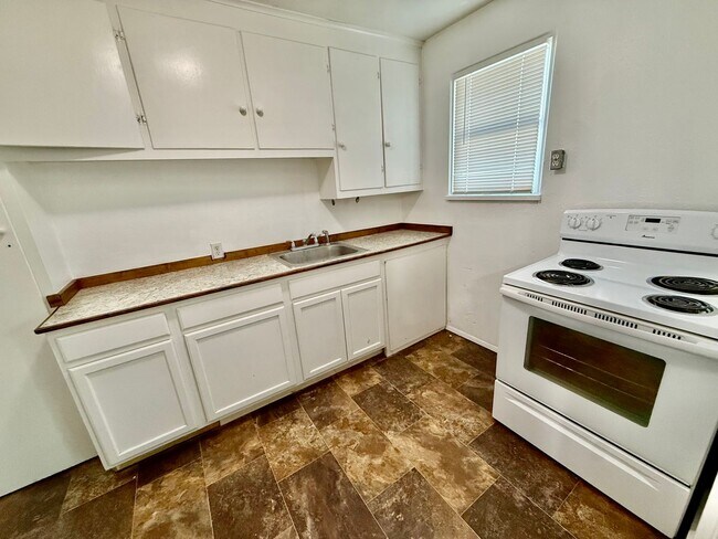 Photo - 1-Bedroom Apartment Move-in READY! Move In... Unidad APT 6