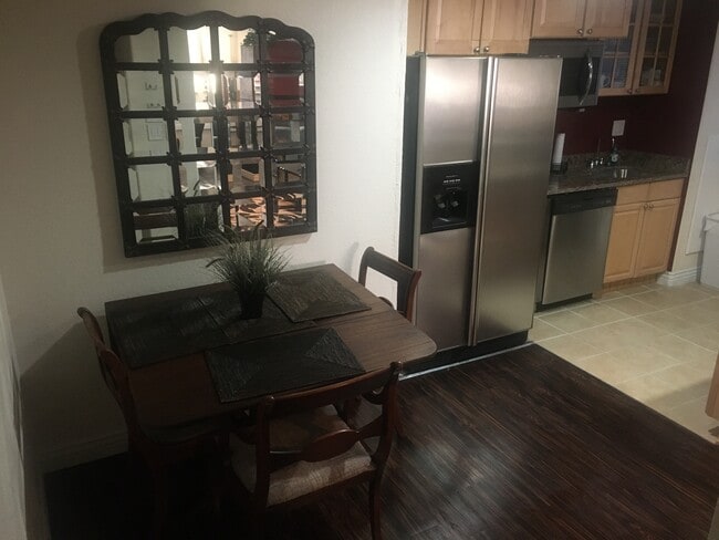 La mesa de comedor se despliega para acomodar de 4 a 6 personas.