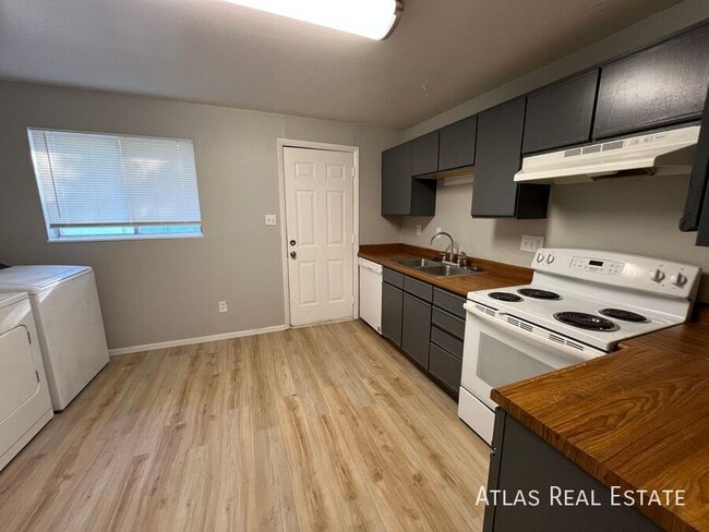 Photo - 2707 N Chestnut St Unit 4