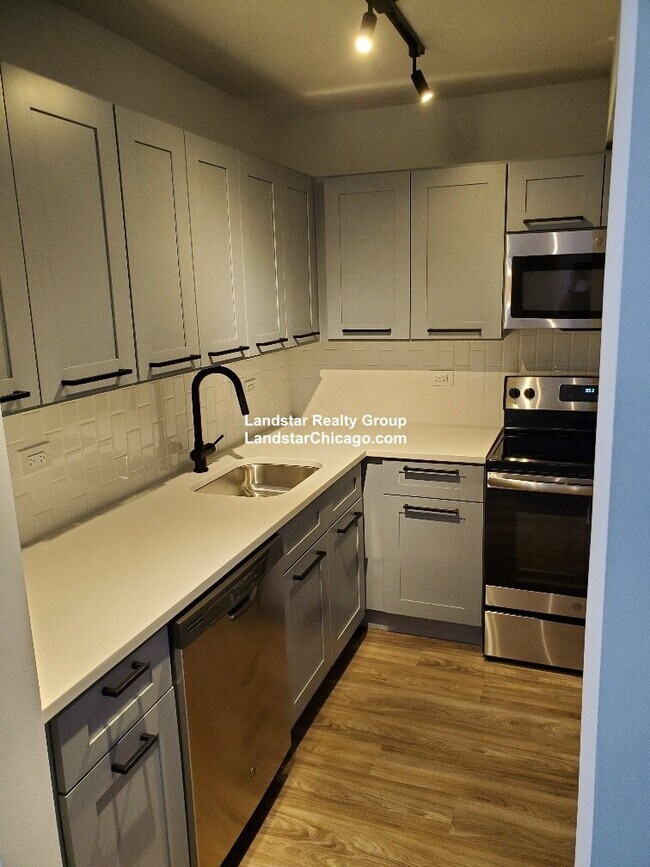 Photo - 5815 N Sheridan Rd