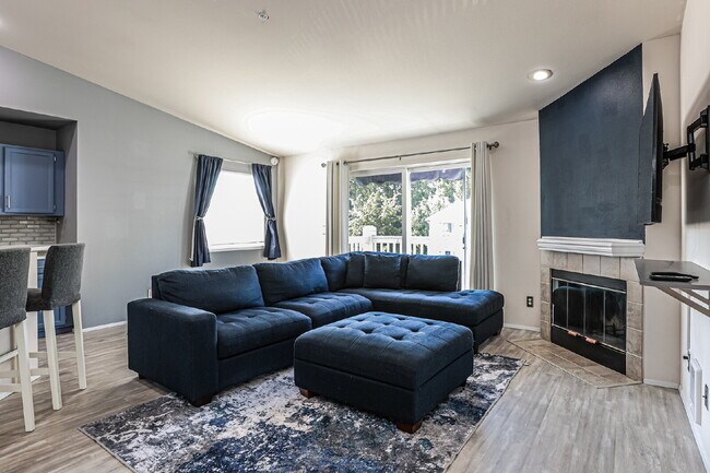 Top-Floor 3 Bed/2 Bath Condo with Silver Lake Views –! Available NOW for RENT