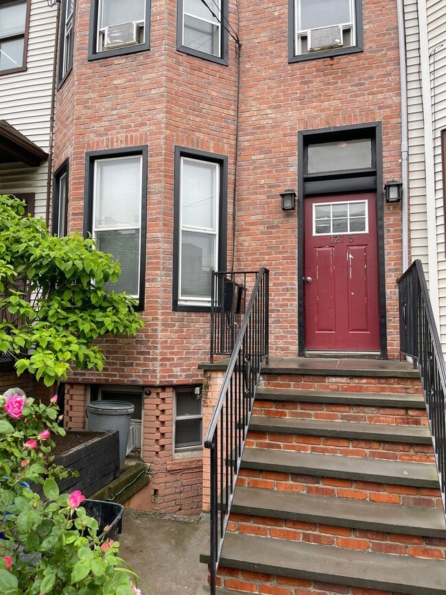 Building Photo - 121.5 Cottage St Unit 1 Rental
