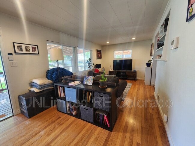 Photo - 945 N Paris St