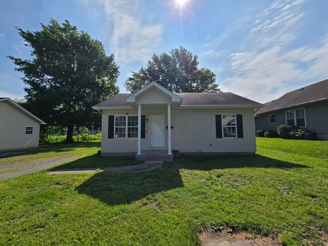 Building Photo - 2 Bedroom, 1 Bath, newly renovated