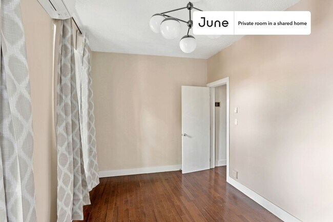 Room in Shared 3 bed/1 bath home in Prospect Park South