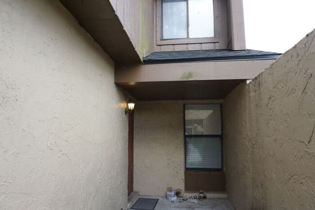 Building Photo - 2 Bedroom 2 Bathroom End Unit Townhome Close to NAS. No additional fees