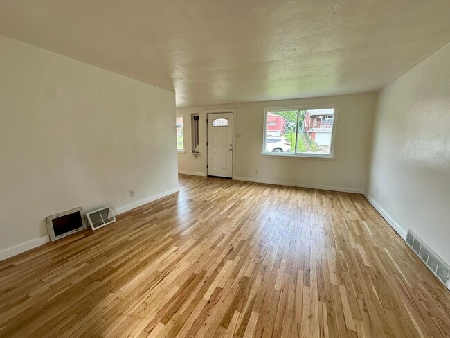 Photo - 975 Elizabeth St