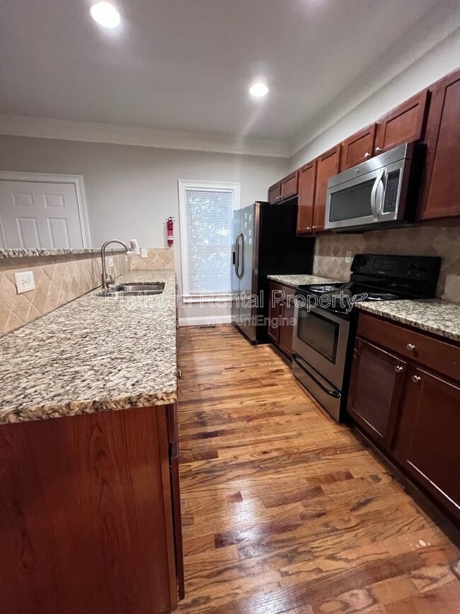 Photo - 750 Terry St SE