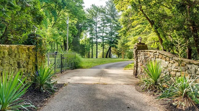 Entrance Gate - 7912 Savage Guilford Rd Casa