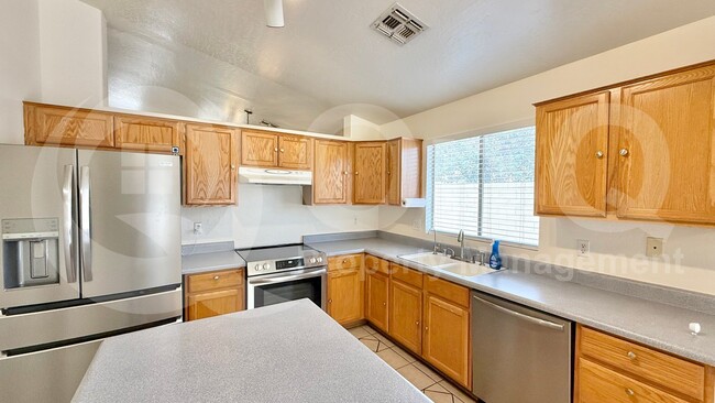 Photo - 417 E Cantebria Dr