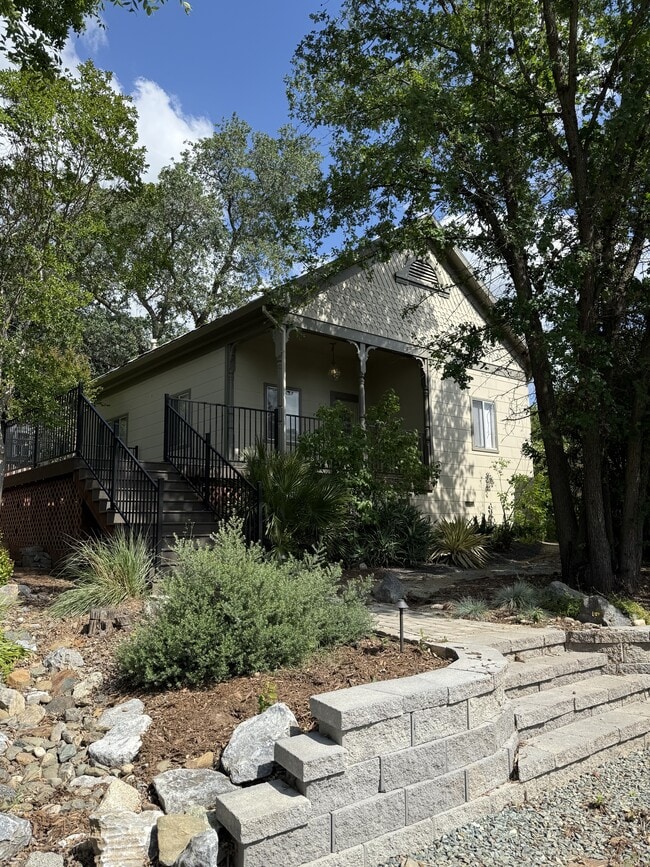 Building Photo - 116 S Arroyo Seco St