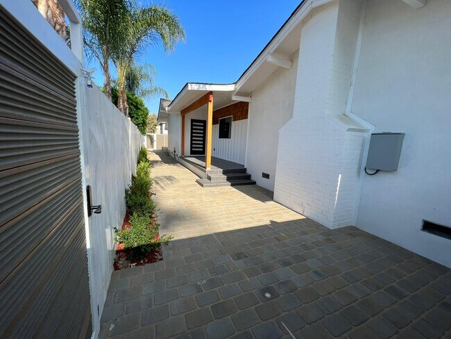 Photo - 6901 Variel Ave Casa