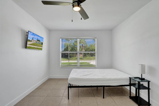Building Photo - 303 NE Solida Cir Rental