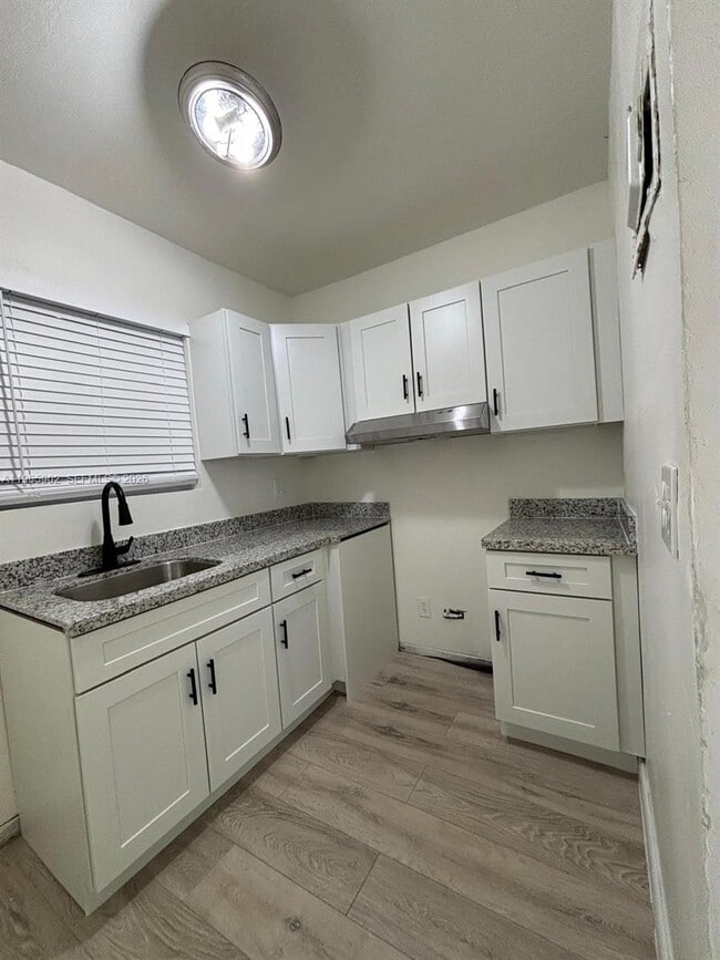 Building Photo - 200 NW 13th St Unit 5