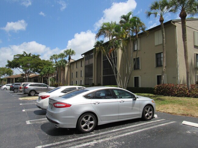 Building Photo - 703 Sunny Pine Way Unit G2