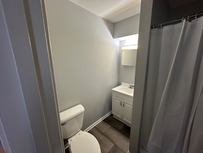 Bath V2 - 426 W Main St Unit B