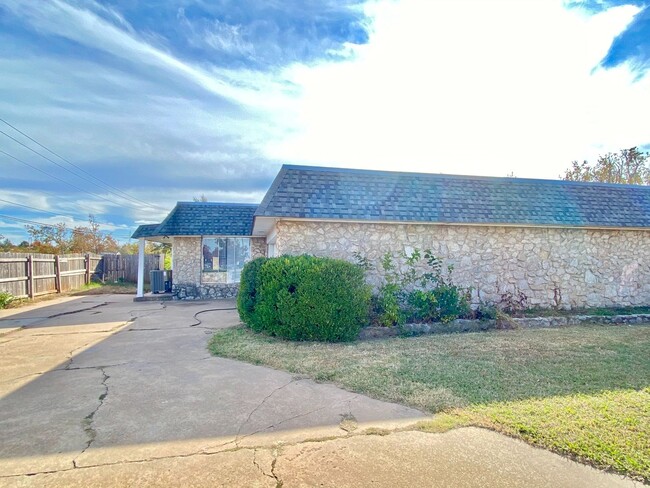 3 Bed, 2 Bath in Prime location of NW OKC - 3 Bed, 2 Bath in Prime location of NW OKC House