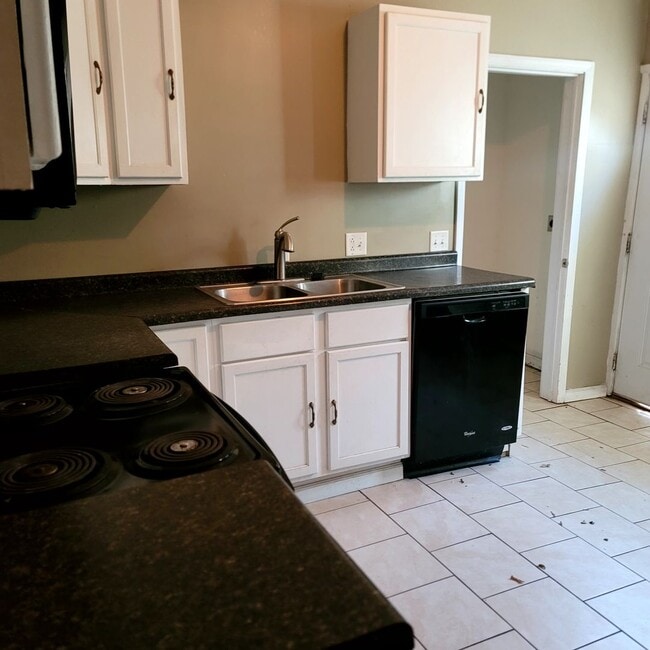 Photo - 3 Bedroom/ 1.5 Bathroom Split Level Duplex!