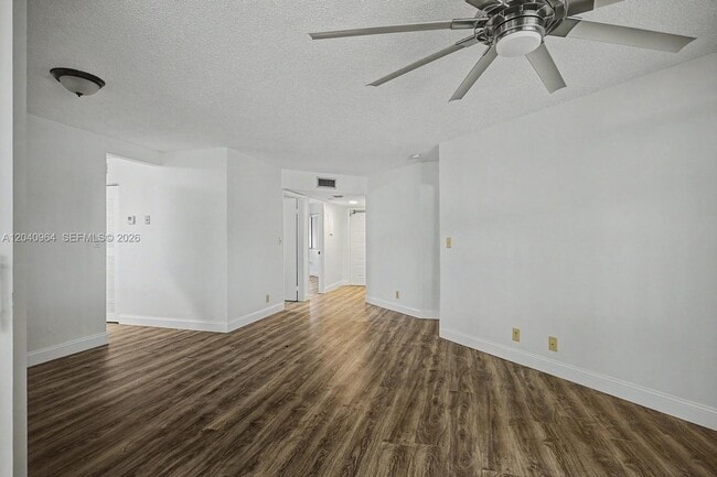 Photo - 15575 Miami Lakeway N Unidad 206