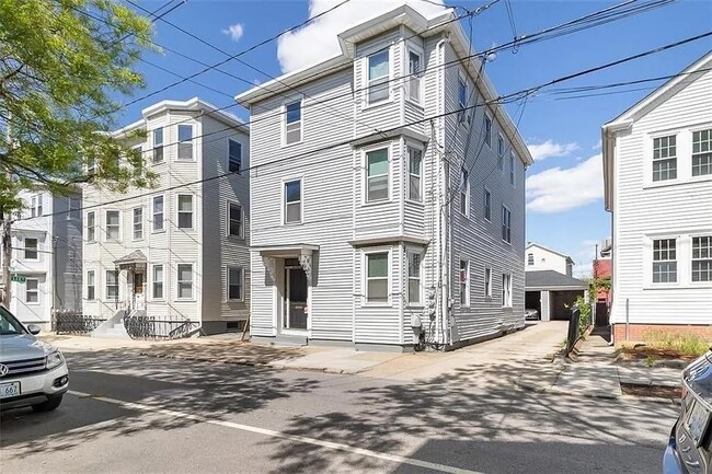 Building Photo - 74 Sutton St Unit 1