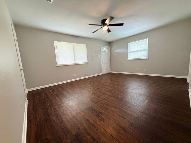 Building Photo - 205-207 W J Avenue Unit 207 W J Avenue