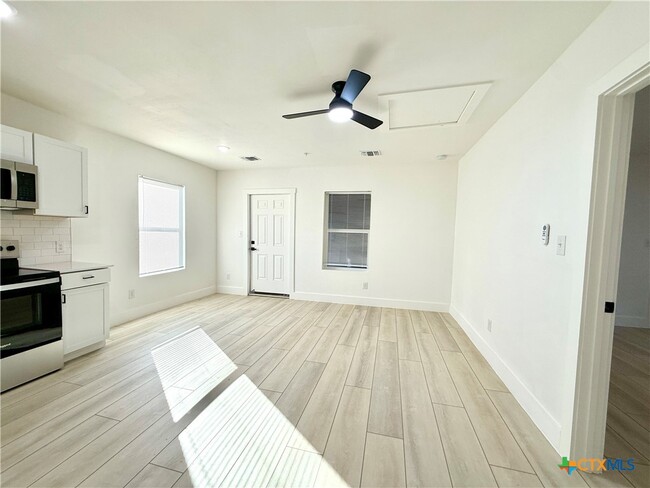 Photo - 2204 W San Antonio St Unit 5