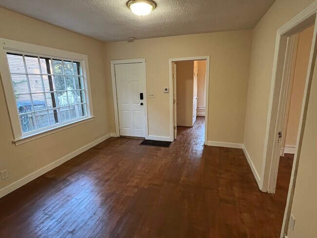 Photo - 749 Alpine Ave NW